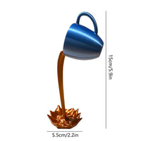 Flutuante xícara de café artesanato derramando respingo líquido