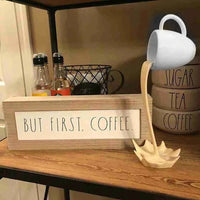 Flutuante xícara de café artesanato derramando respingo líquido