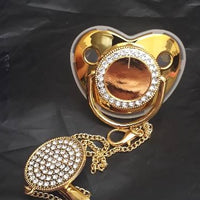 Chupeta de luxo cor ouro com a letra inicial do seu filho(a)
