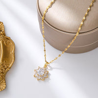 Lindo colar com pingente de cristal
