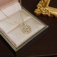 Lindo colar com pingente de cristal