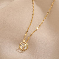 Lindo colar com pingente de cristal
