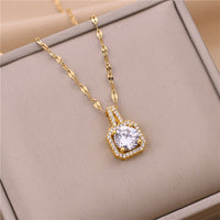 Lindo colar com pingente de cristal