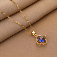 Lindo colar com pingente de cristal