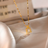 Lindo colar com pingente de cristal