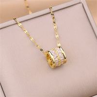 Lindo colar com pingente de cristal