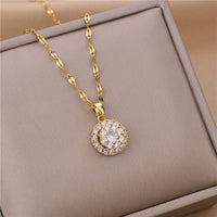 Lindo colar com pingente de cristal