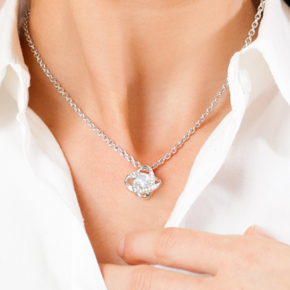 O Verdadeiro Símbolo do Amor Verdadeiro - Colar Fashion com Nó do Amor com Exclusivo Pingente na cor Prata e Ouro