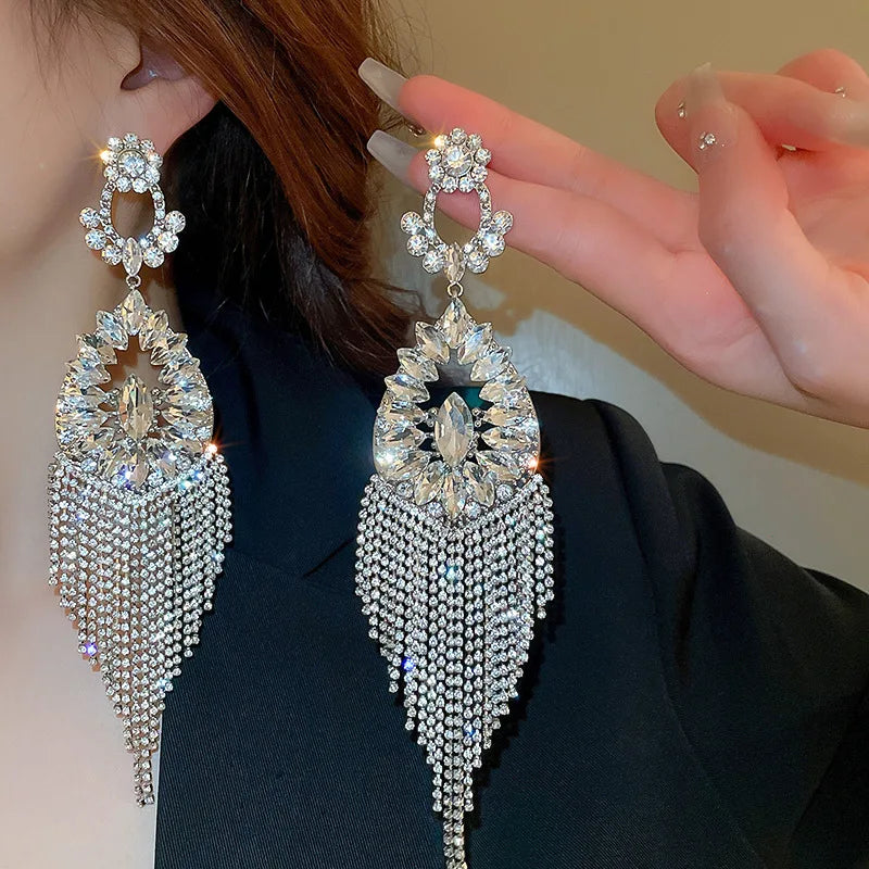 Brincos com Flores e Franjas de Strass para Mulheres - Elegância e Personalidade