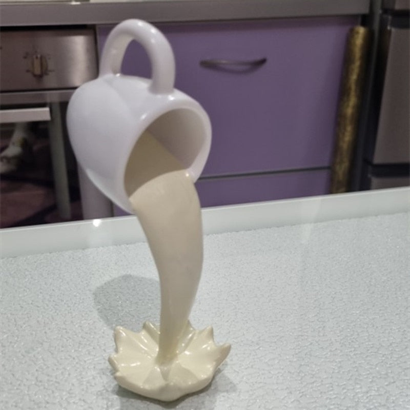 Flutuante xícara de café artesanato derramando respingo líquido