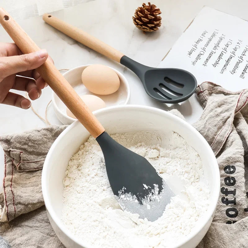Conjunto com 12PCS Silicone Utensílios de Cozinha Antiaderentes Espátula Pá Batedores de Ovos com Cabo de Madeira