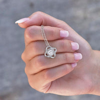 O Verdadeiro Símbolo do Amor Verdadeiro - Colar Fashion com Nó do Amor com Exclusivo Pingente na cor Prata e Ouro