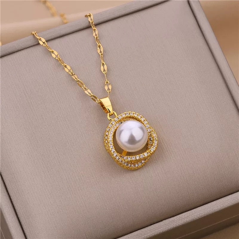 Lindo colar com pingente de cristal