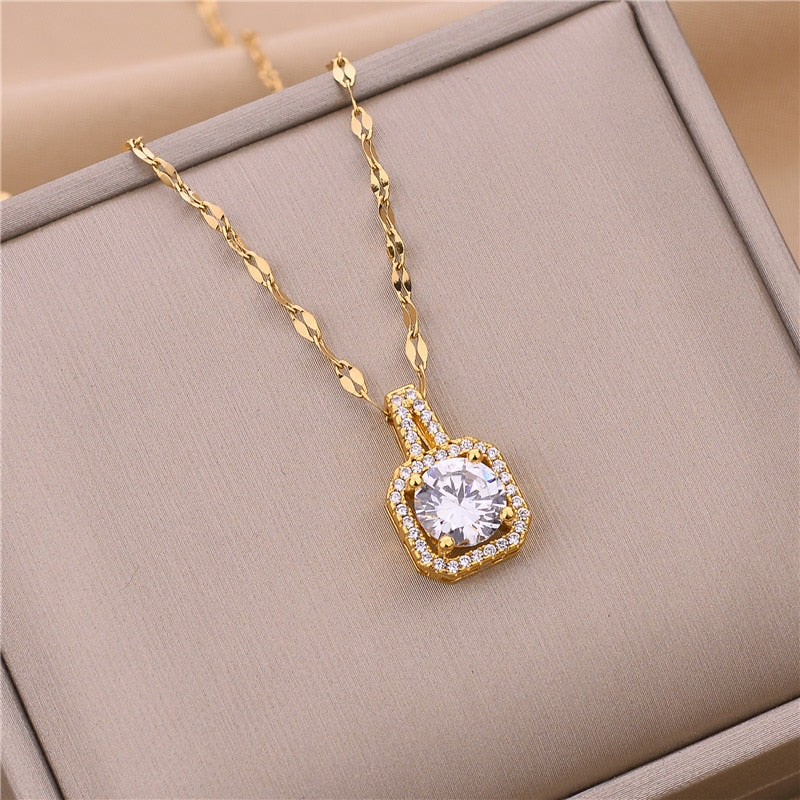 Lindo colar com pingente de cristal