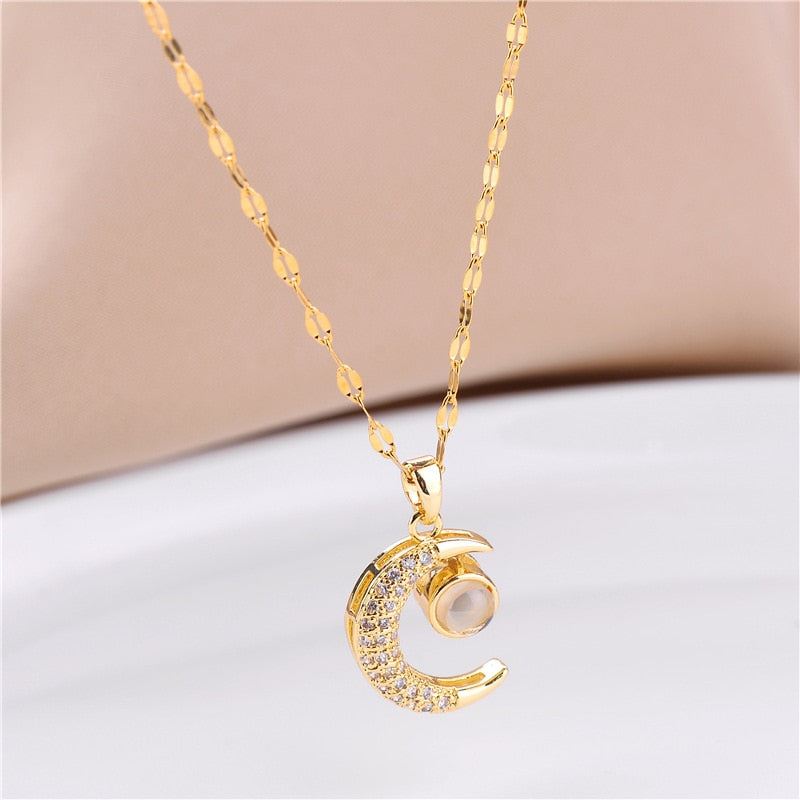 Lindo colar com pingente de cristal