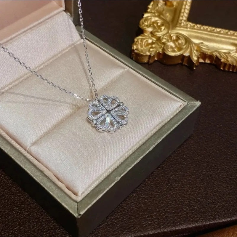 Lindo colar com pingente de cristal