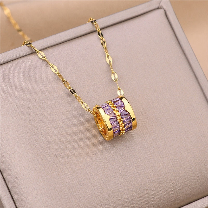 Lindo colar com pingente de cristal