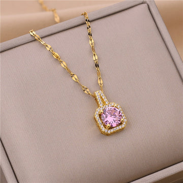 Lindo colar com pingente de cristal