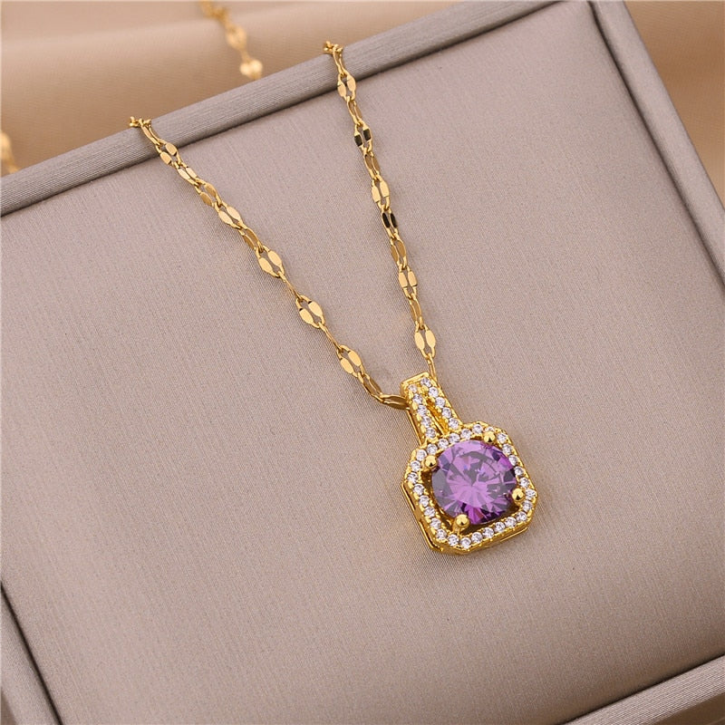 Lindo colar com pingente de cristal