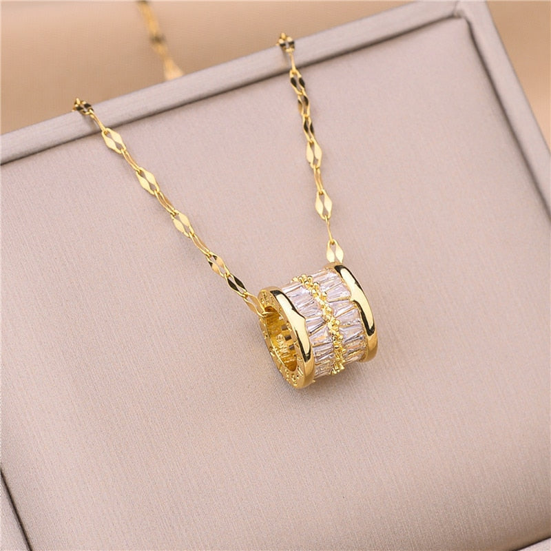 Lindo colar com pingente de cristal
